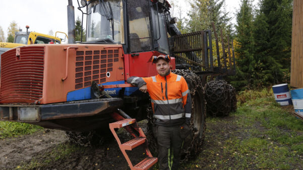 Tilan omalla kalustolla onnistuu ammattimaisesti niin maanmuokkaus kuin puiden ajokin. (Kuvaaja: Sami Karppinen)