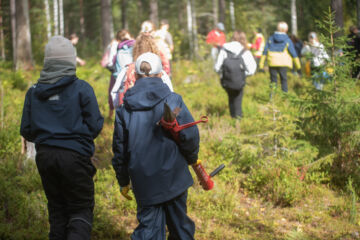 Suomen Metsäsäätiön apurahatoiminnassa keskeistä on kouluyhteistyö, joka mahdollistaa koululaisten tutustumisen metsiin ja metsien käyttöön. Kuva: Vilma Issakainen / Suomen Metsäyhdistys