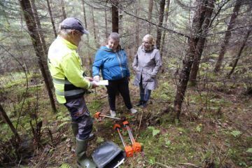 Toimitusinsinööri Jarmo Saukko Maanmittauslaitokselta, metsäyrittäjä Elisa Lähdesmäki sekä Hankasalmen kunnan tekninen päällikkö Tiina Pellinen suunnittelivat kulkuoikeuden paikkaa kunnalle jääville rantatonteille Lähdesmäelle siirtyneen tilan läpi. Tonttien rajapyykit laitettiin samalla maastoon. (Kuvaaja: Sami Karppinen)