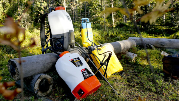 Levitykseen sopivia reppuruiskuja ja painepulloja on markkinoilla paljon. Täyden säiliön kanssa moni laite on maastossa huomattavan painava, joten väline kannattaa valita oman kunnon mukaan. (Kuvaaja: Sami Karppinen)
